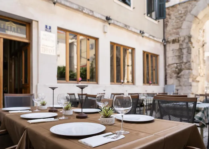 Hotel 3 estrelas: Hotel Peristil